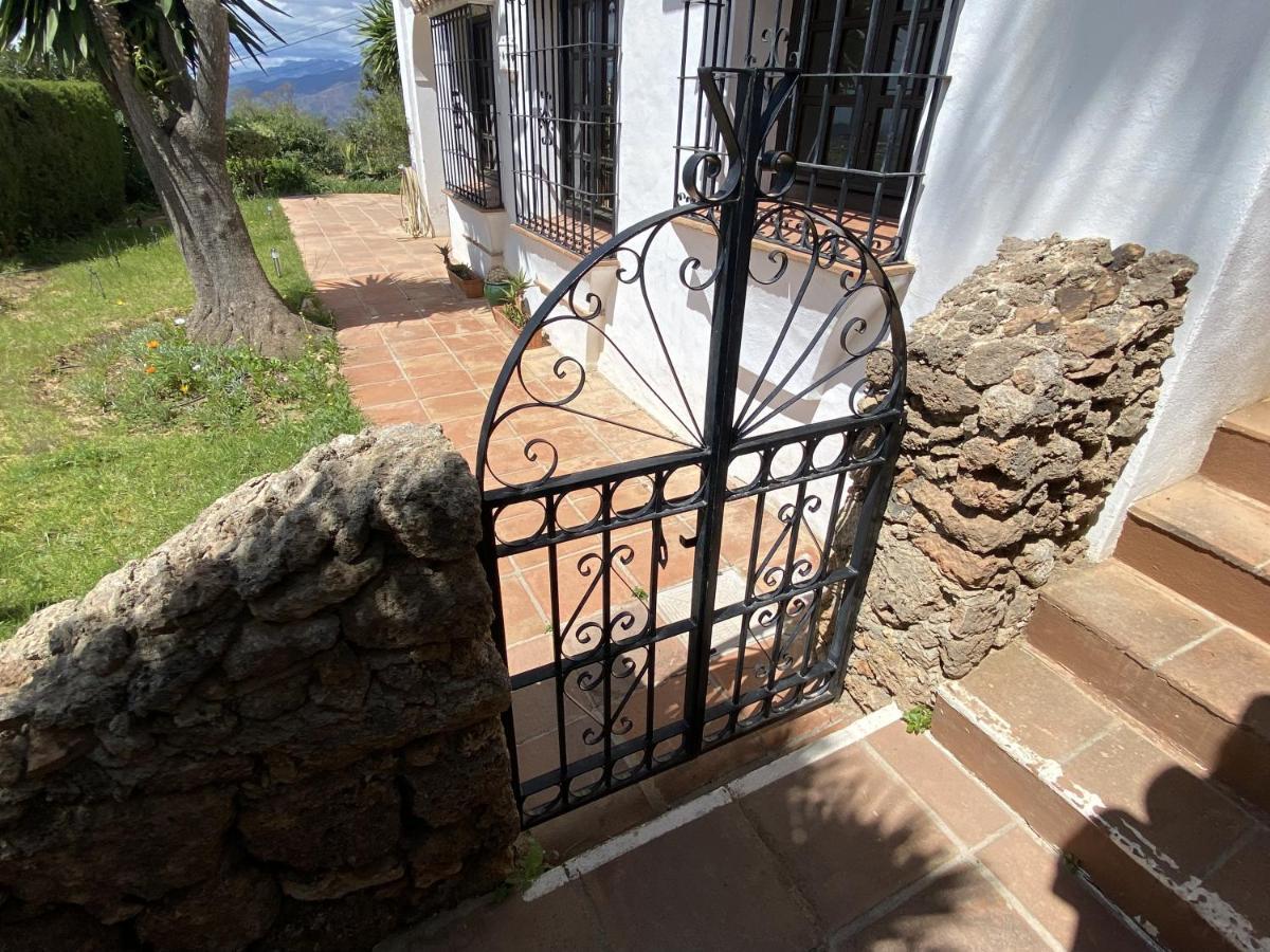 Terraced House In The Mountains With Fantastic View Villa Malaga Bagian luar foto